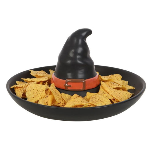 A black chip-and-dip serving dish filled with tortilla chips surrounds a ceramic witch’s hat platter, featuring an orange belt and buckle at its base. The perfect centrepiece for a spooky gathering. White background.